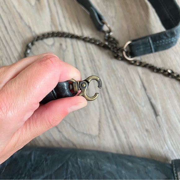 Elegant Leather Crossbody Bag - Picture 11 of 12